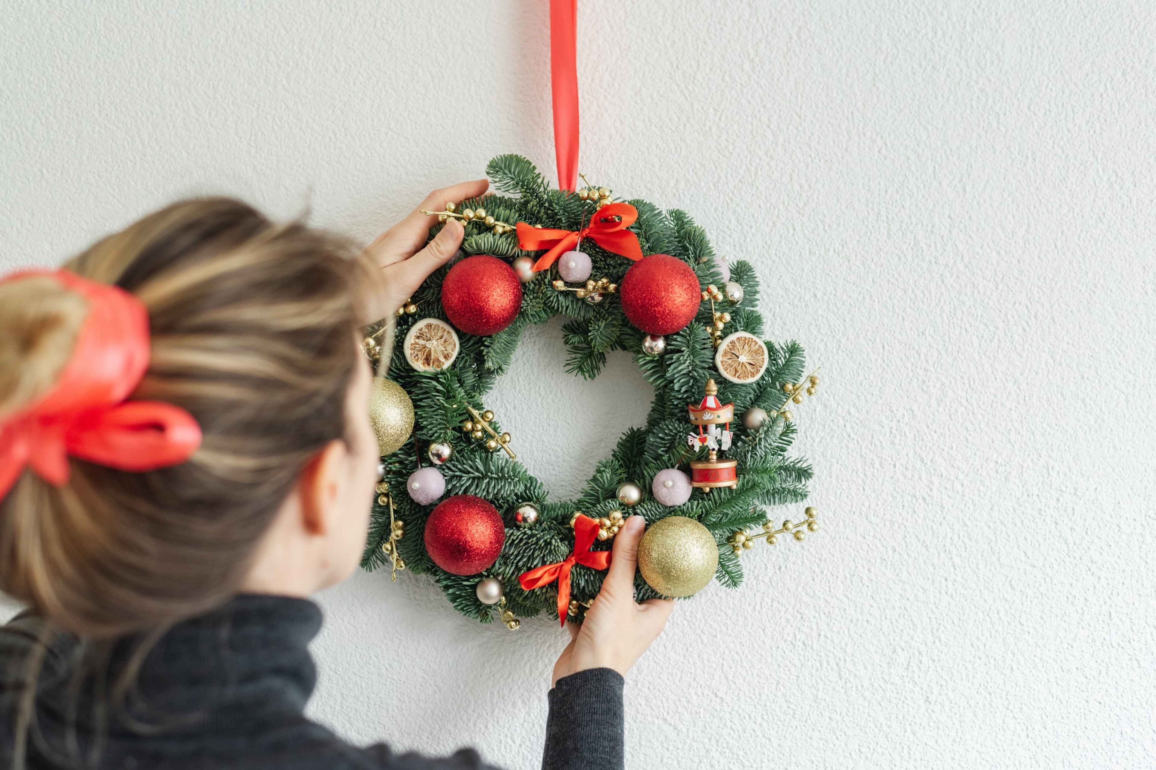 ideias-criativas-para-decorar-a-porta-para-o-natal-e-transformar-a-entrada-da-sua-casa-20261006113521000
